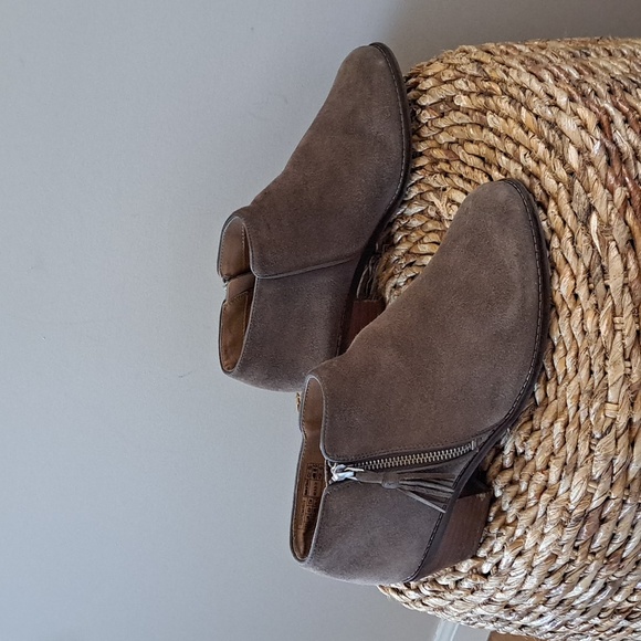 Vionic Womens Serena Taupe Suede Ankle Boot Side Tassel Zip 2" Block Heels S-8.5 - Picture 1 of 8